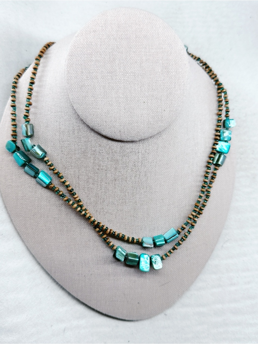 230gc. Green Shell Wood Necklace